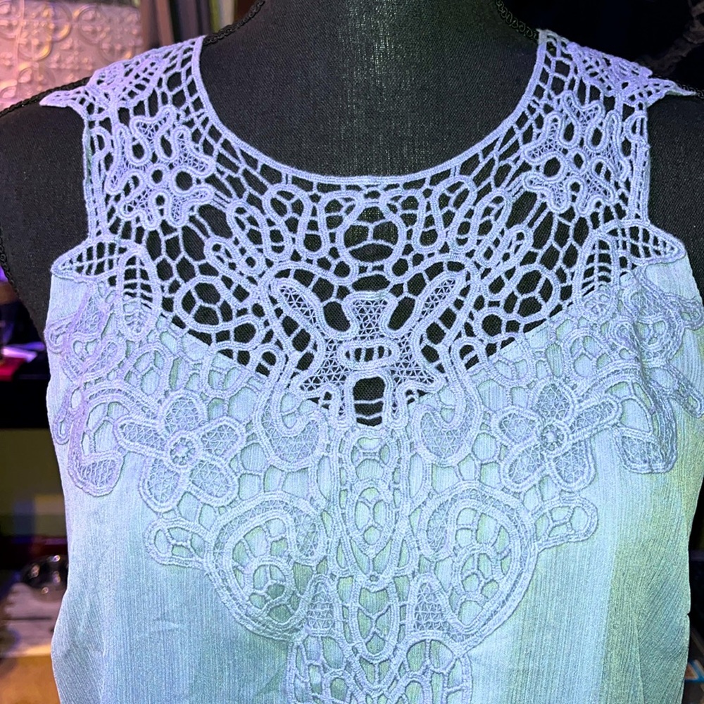 💰BOGO💰#218 (M)BANANA REPUBLIC Sleeveless Lace blouse with built in slip